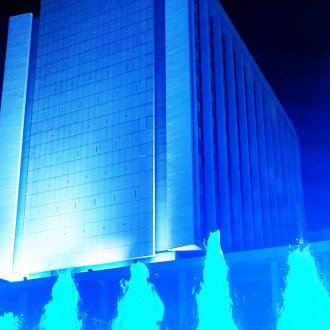 Se fondre dans l'obscurité véhémente