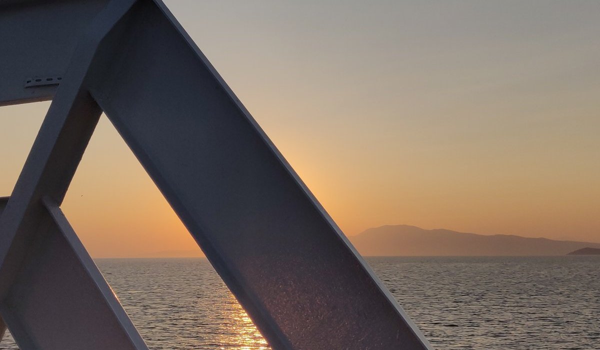 Cingler tribord amures à l'allure du grand largue