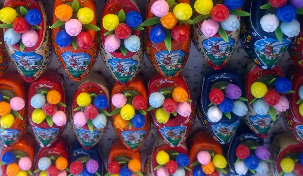 Sol silencieux et naïvement immobile qui s'inquiète sous nos pas