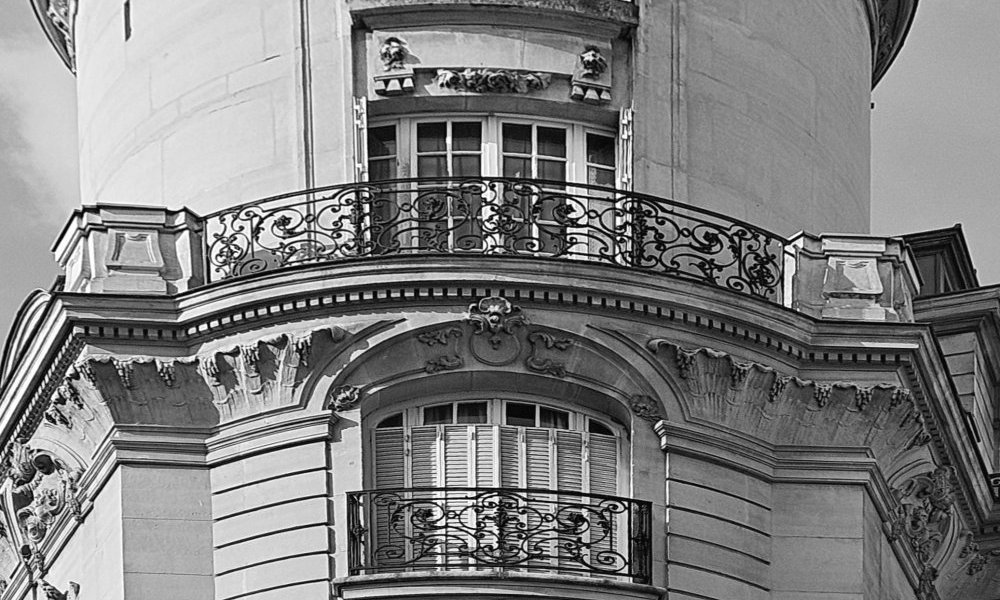 Un baiser sans moustache c'est comme un œuf sans sel (Sartre)