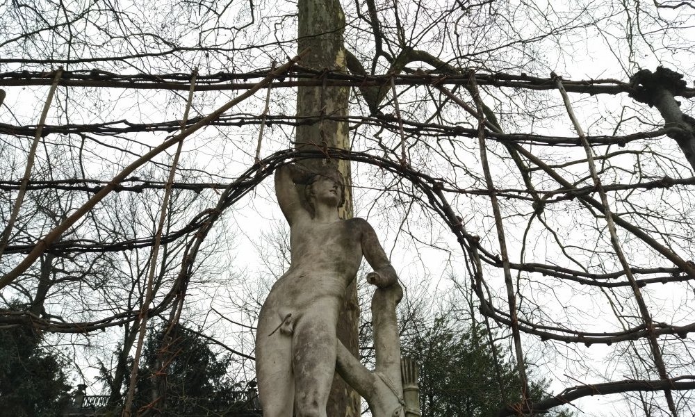 Tiré à quatre épingles
