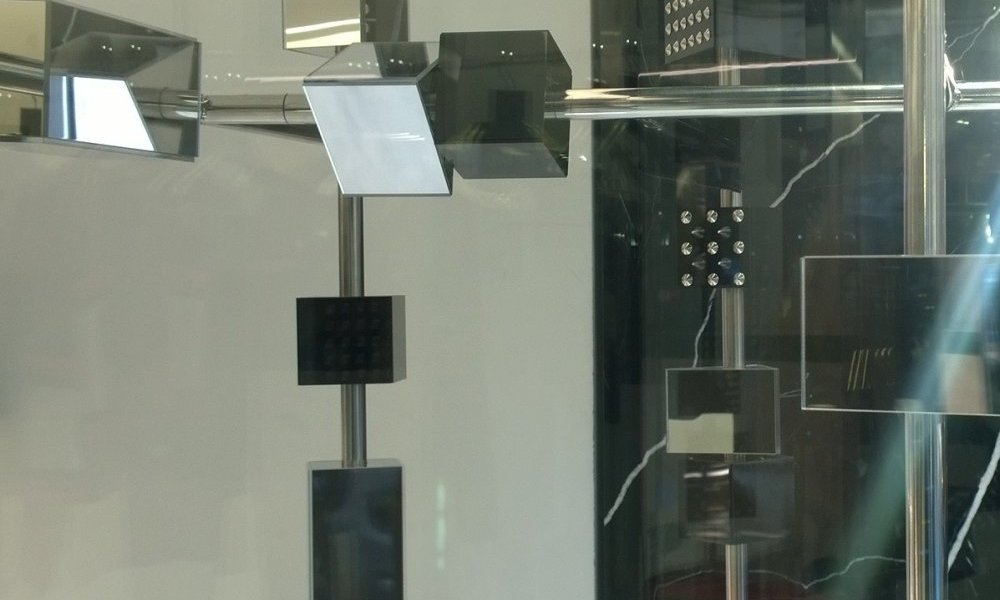 Horlogerie cybernétique mue par un jeu de poids, de force et de miroir
