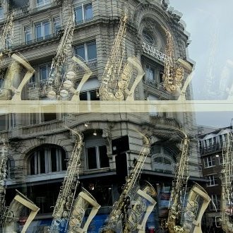 Vois sur ces carneaux l'humeur vagabonde