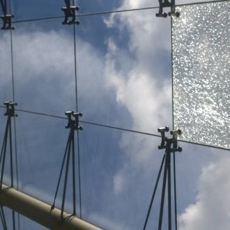 Pris dans les rets du mensonge originel (droite)