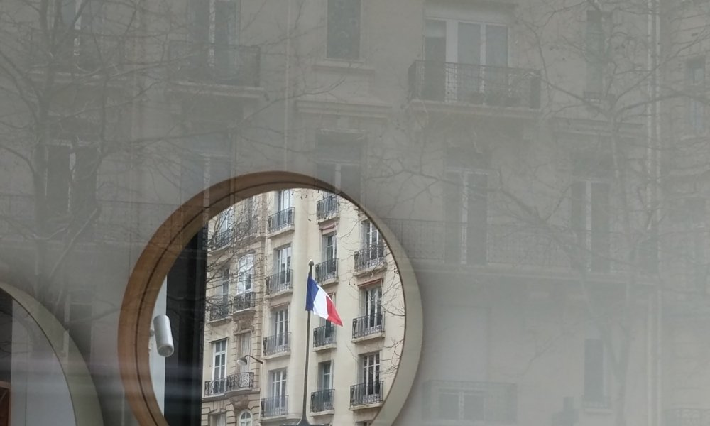 Non pas distant mais à distance