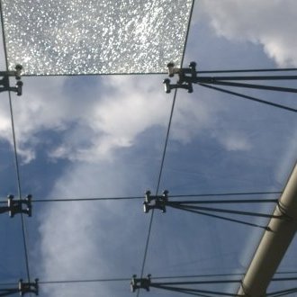 Pris dans les rets du mensonge originel (droite)