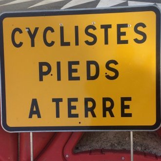 Cyclistes pieds à terre