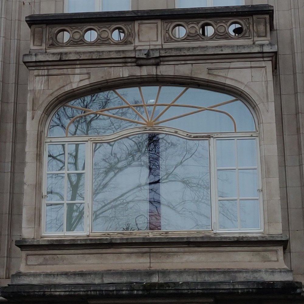 La rue assourdissante hurle