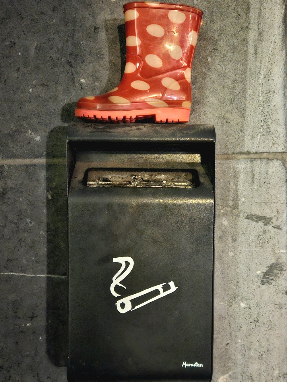 Droite sous sa botte