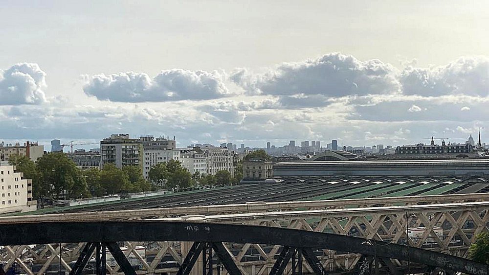 Contemplation aux parapets des ponts