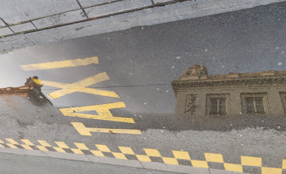 Comme une ontologie en face d'une apophantique