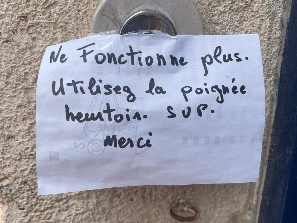 Utilisez la poignée heurtoir