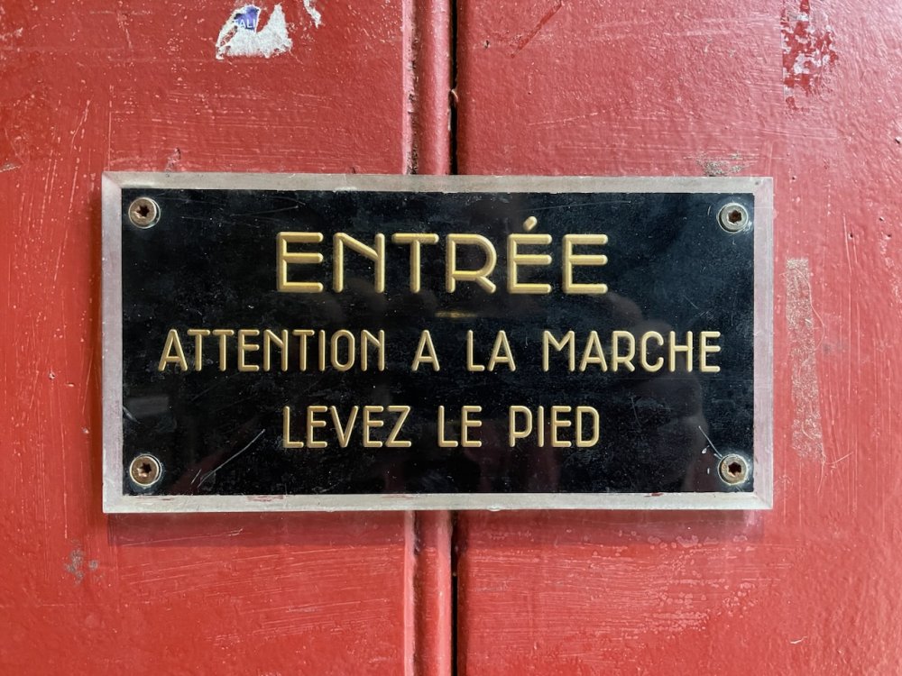 Entrée Attention à la marche Levez le pied