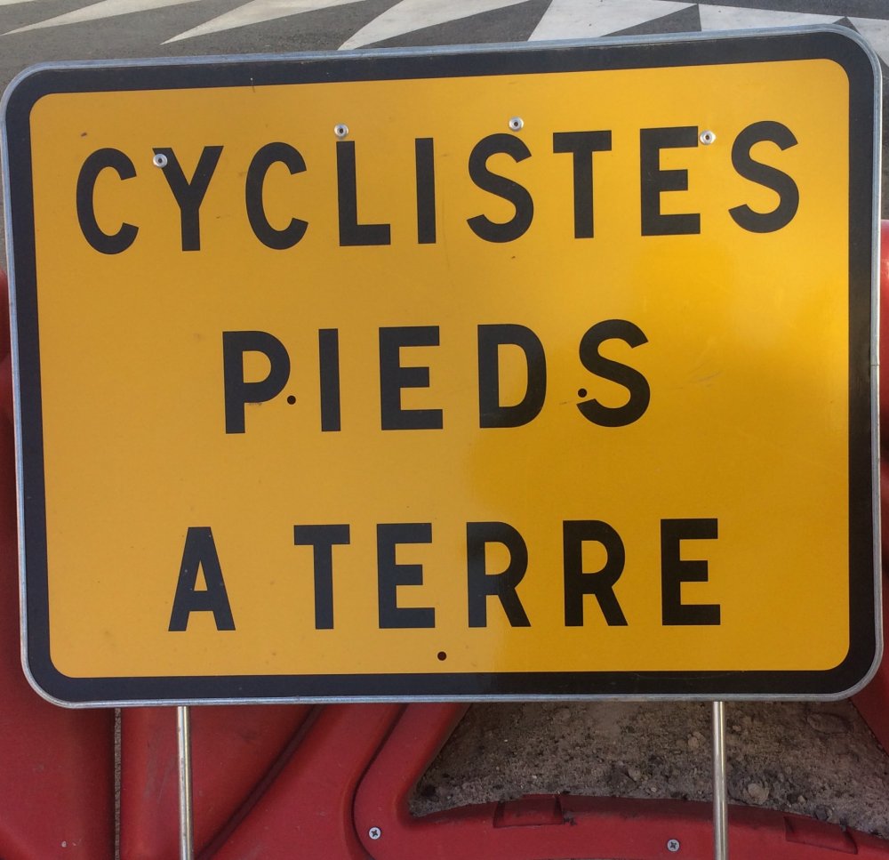 Cyclistes pieds à terre