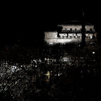 Immobilité amoureuse ou funèbre, au sein du même monde en mouvement