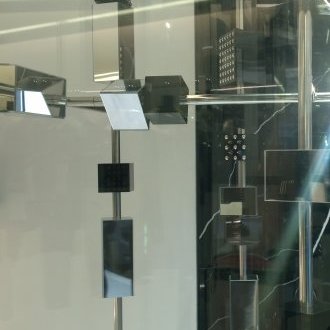 Horlogerie cybernétique mue par un jeu de poids, de force et de miroir