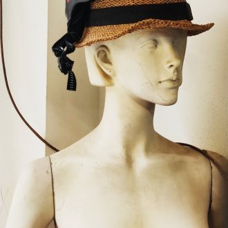 Sans guimpe ni auréole de tulle blanc