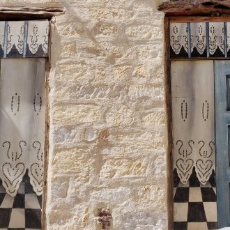 Derrière les rideaux