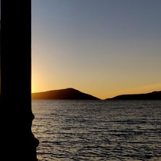 Cingler tribord amures à l'allure du grand largue