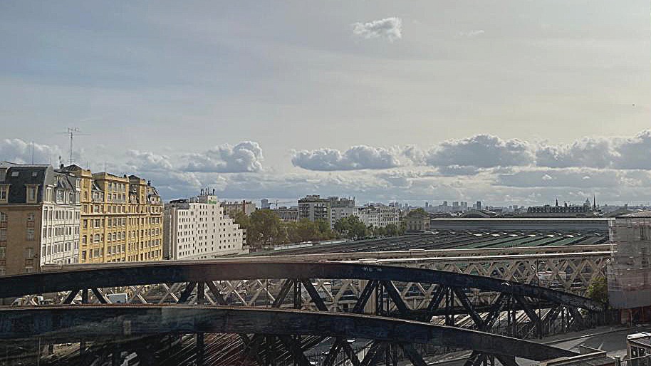 Contemplation aux parapets des ponts